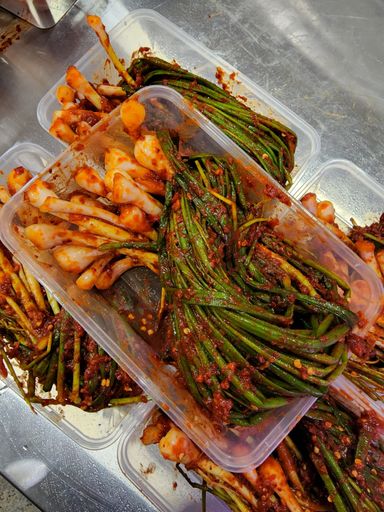실비 파김치(super spicy spring onion kimchi)