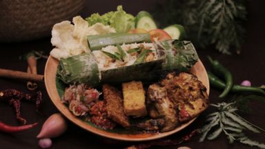 (SET C) Grilled Rice Wrapped in Banana leaves with grilled chicken in balinese sauce bento set