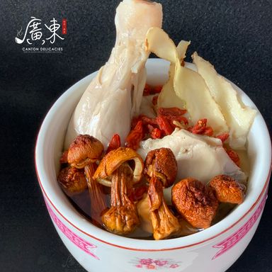 Double-boiled Song Er Mushroom in Chicken Thigh Soup  松茸菇炖鸡腿汤