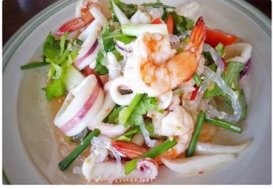 Spicy salad with seafood 