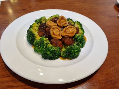 鲍鱼花菇西兰花 Braised Abalone with Shiitake and Broccoli 