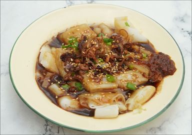 猪肠粉 Chee Cheong Fan w/ Sweet Sauce