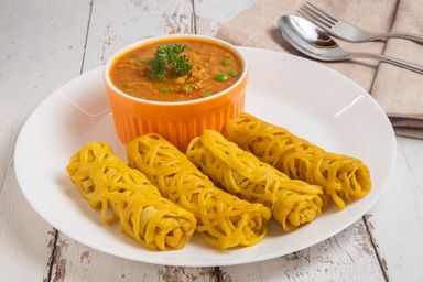 Roti Jala served with Keema Chicken Curry  |  鸡肉碎咖喱搭配马来网煎饼 