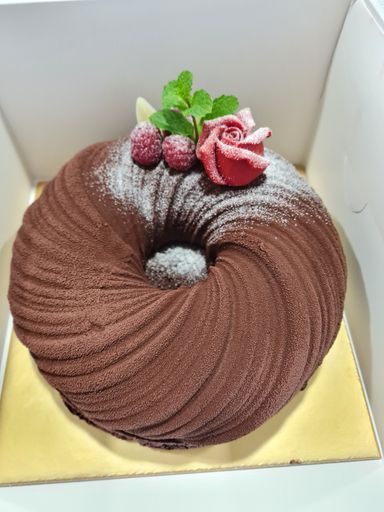 Dark chocolate swirl with praline lemon insert 