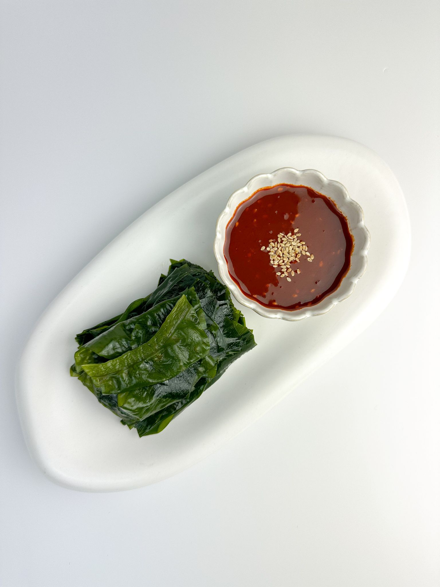 Miyeok with Cho-gochujang ( Sea mustard with vinegared hot pepper paste dip ) 물미역과 초고추장