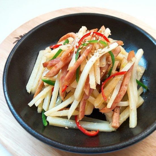 Stir-fired Shredded Potatoes with vegetables & Sausage 감자채 야채 볶음