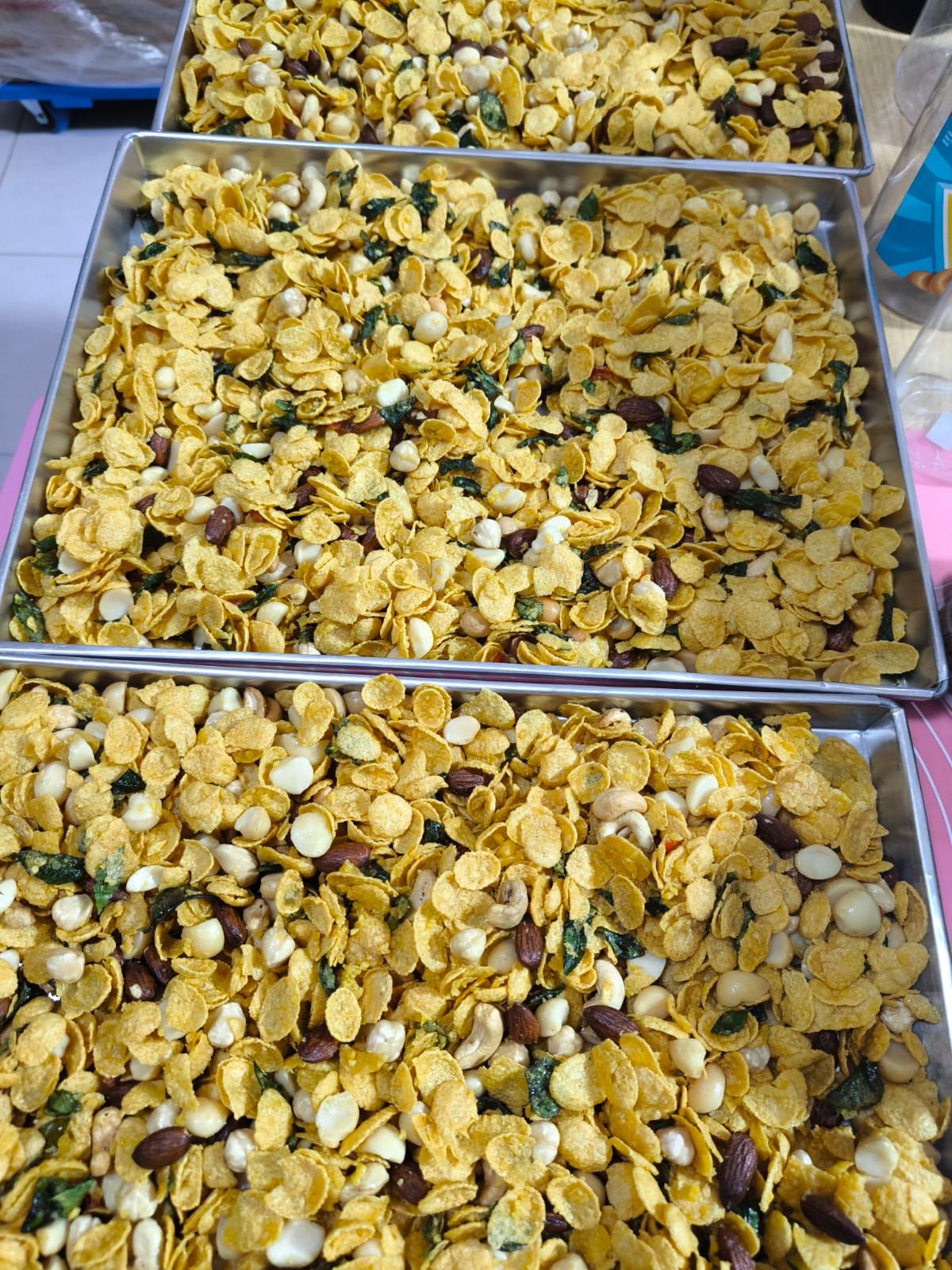 Salted Egg Yolk cornflakes with mixed nuts! (250g and 400g per tins)