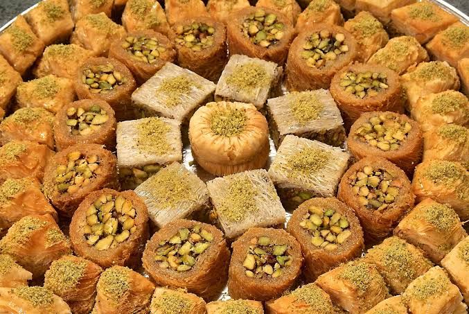 🧁 Middle Eastern Desserts (Baklava, Basbousa, Konafa)  