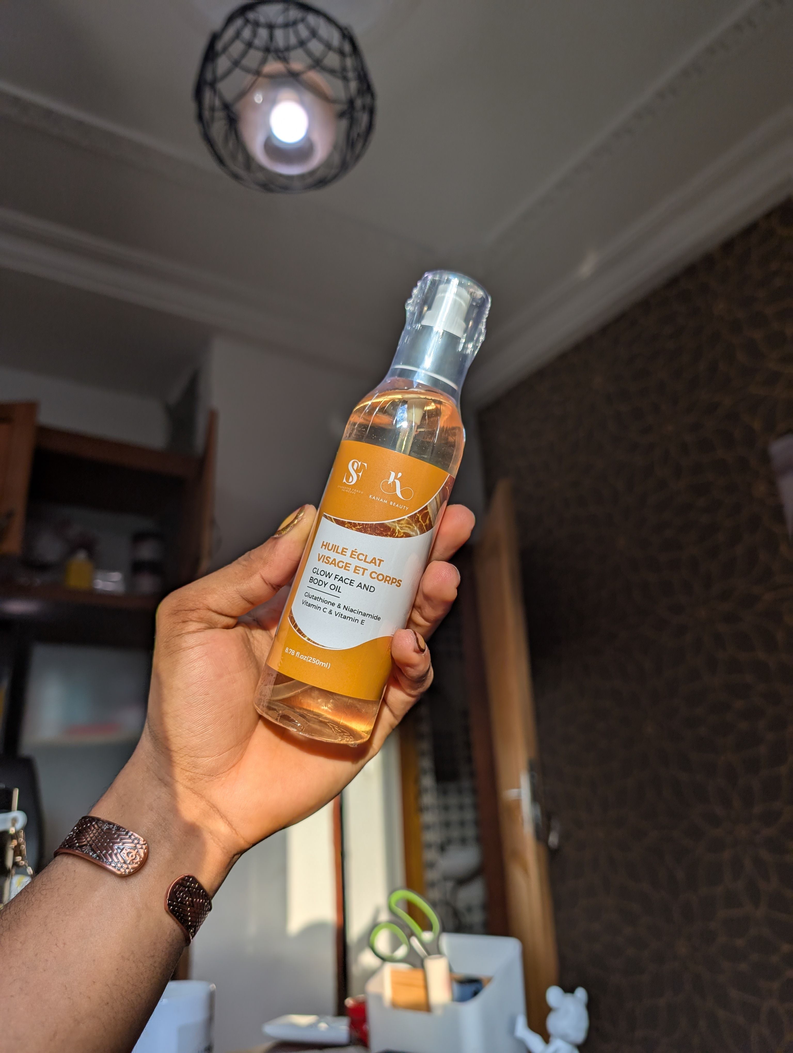 ✨ GRANDE NOUVEAUTÉ KANAM BEAUTY ! ✨ L’incontournable Huile Éclat est désormais disponible en grand format 🎉  💛 Formulée avec des actifs indispensables pour le glow , elle nourrit intensément, illumine et protège votre peau tout en laissant un fini soyeux et lumineux.  🌸 Avec ce grand modèle, profitez encore plus longtemps de votre rituel beauté préféré. Plus de brillance, plus de nutrition et encore plus de douceur pour votre peau. Parce qu’on sait à quel point vous l’adorez, nous avons pensé à vous avec ce flacon généreux qui vous accompagne plus longtemps. Ne privez pas votre peau du meilleur !_2