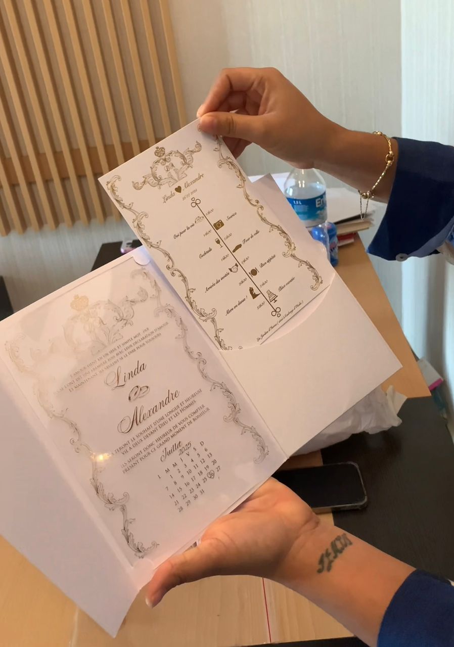 Linda & Alexandre - Leur carte d’invitation a été confectionnée chez Zaanga Wedding. Cliquez sur la photo pour être redirigé(e) vers notre page Facebook et voir la vidéo._0