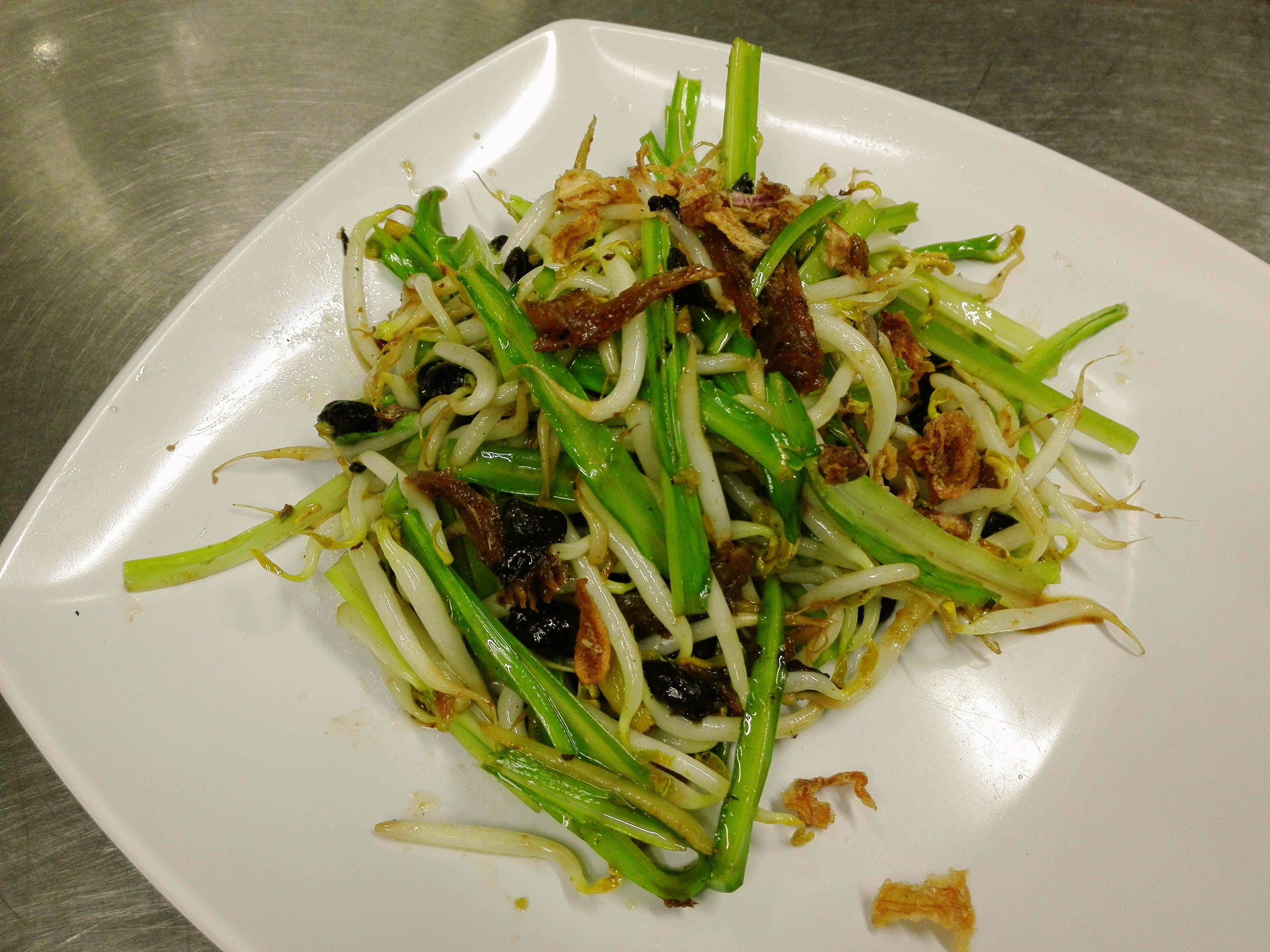Dragon Chives with Beansprouts and Dace 鲮鱼青龙菜