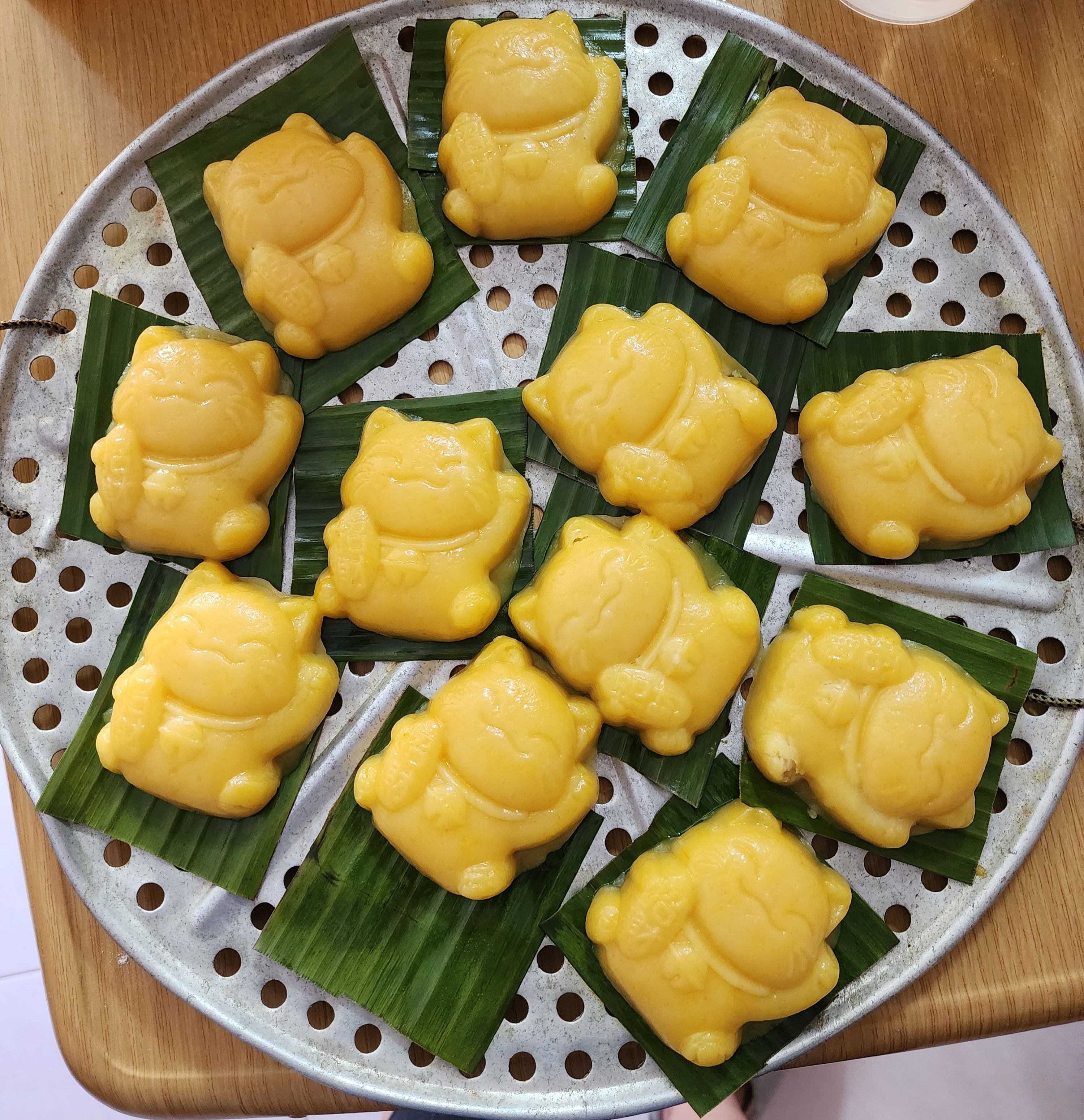 Prosperous cat ang ku kueh (Salted egg yolk mung bean filling)