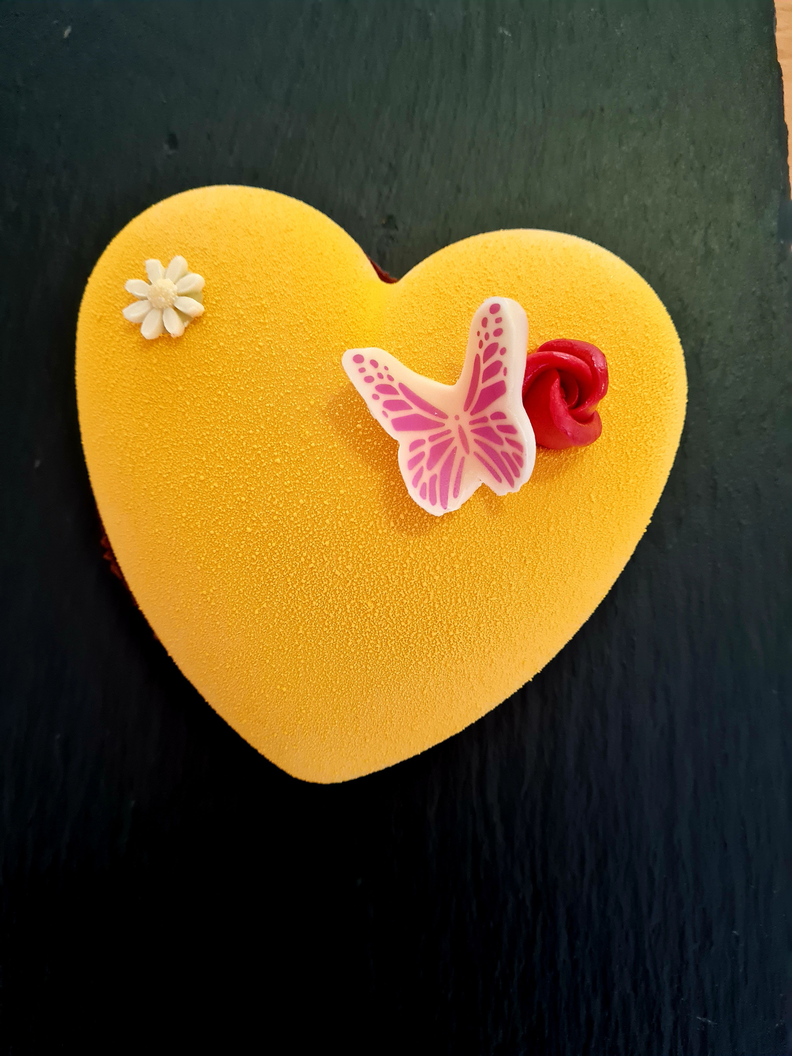 Heart shape Mango passion cremeux & raspberry insert.