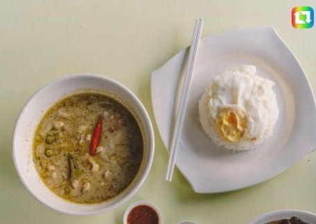 Green Curry Chicken with Rice & Egg